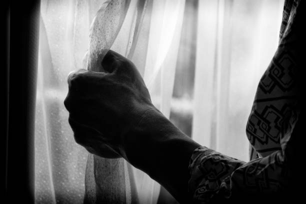 浴衣でカーテンを開けようとする人の手のイメージ - 孤立 ストックフォトと画像