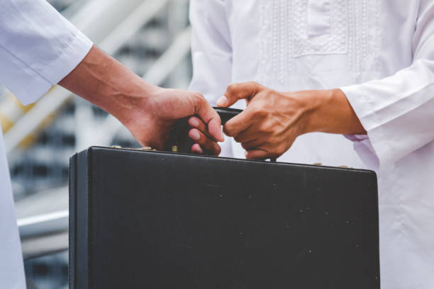 uomo d'affari arabo che stringe la mano. il partner commerciale per il lavoro di squadra indossa l'abito musulmano stringi la mano con il concetto di partnership. successo diversità degli emirati arabi uniti di cui le persone si fidano si impegnano con un - sheik abu dhabi united arab emirates asia foto e immagini stock