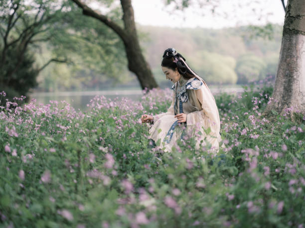 istock Girl wearing ancient Chinese clothes 1423526442