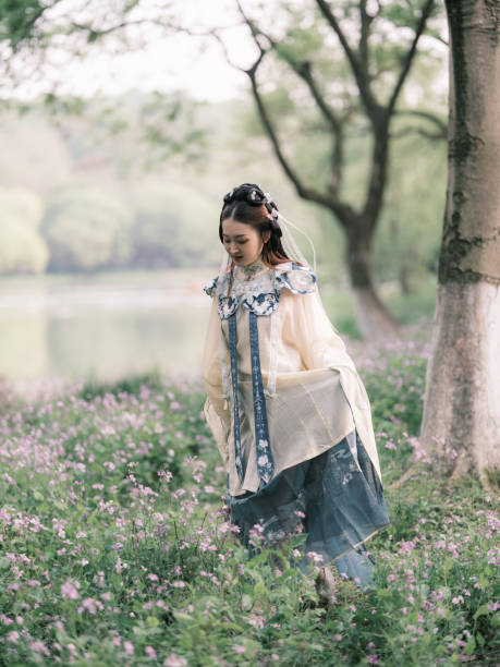 istock Girl wearing ancient Chinese clothes 1423526493