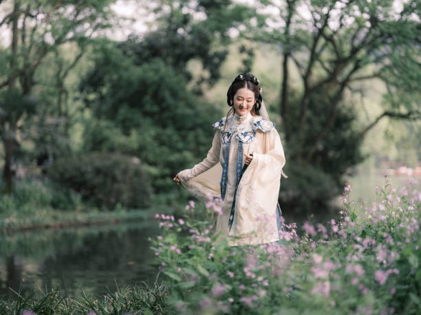 istock Girl wearing ancient Chinese clothes 1423526496