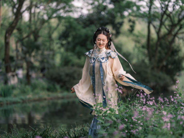 istock Girl wearing ancient Chinese clothes 1423526497