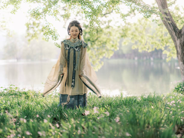 istock Girl wearing ancient Chinese clothes 1423526619