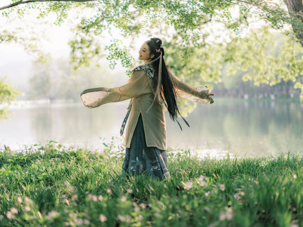 istock Girl wearing ancient Chinese clothes 1423526624
