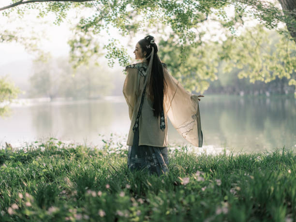 istock Girl wearing ancient Chinese clothes 1423526657