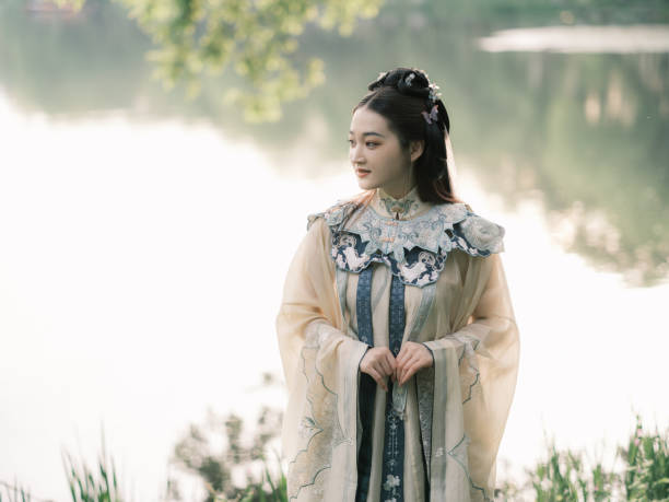 istock Girl wearing ancient Chinese clothes 1423526899