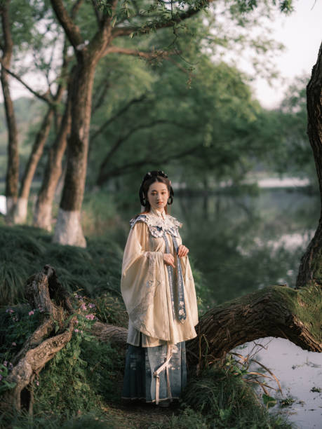 istock Girl wearing ancient Chinese clothes 1423527006