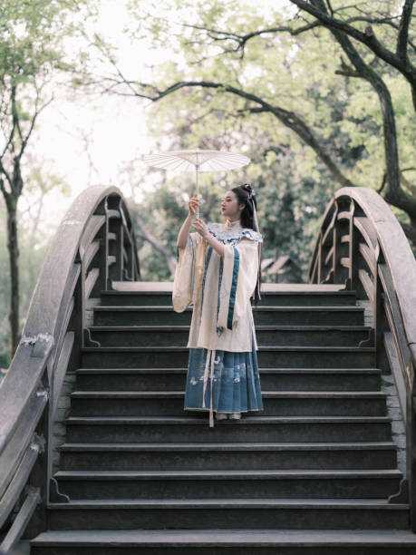 istock Girl wearing ancient Chinese clothes 1423527861
