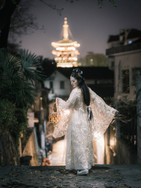 istock Girl wearing ancient Chinese clothes 1423528237