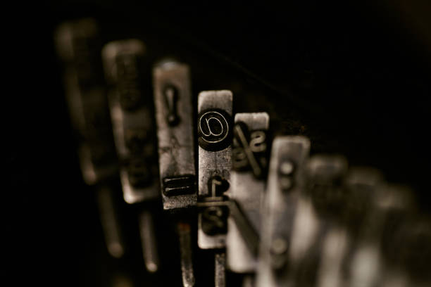 오래된 타자기의 클로즈업 플레이트 스트라이커는 타이핑을위한 문��자와 기호로 스트릭커합니다. - typewriter hammer retro revival typebar 뉴스 사진 이미지