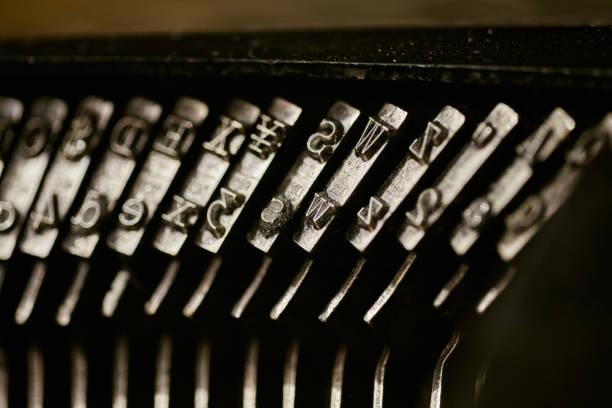 close-up de placas de máquina de escrever antigas grevistas com letras e símbolos para digitação. - typewriter hammer retro revival typebar - fotografias e filmes do acervo