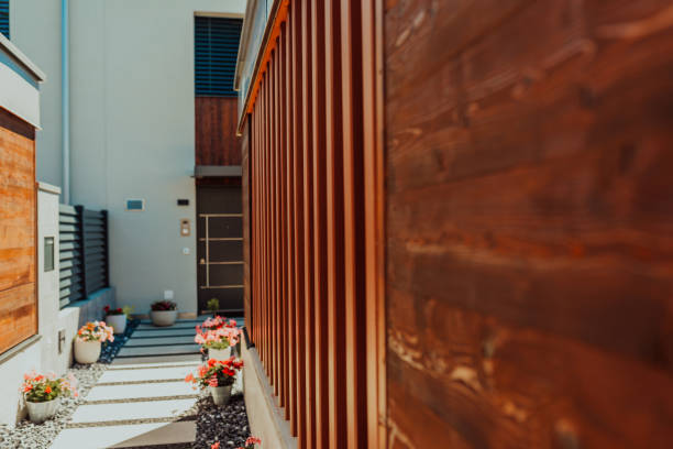 istock Entering a modern house with wooden details 1423539025