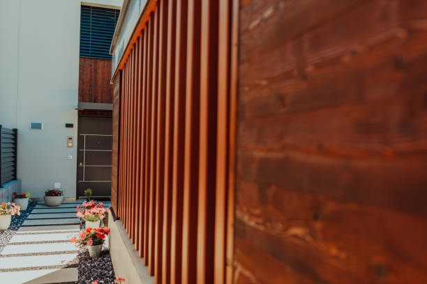 istock Entering a modern house with wooden details 1423539030