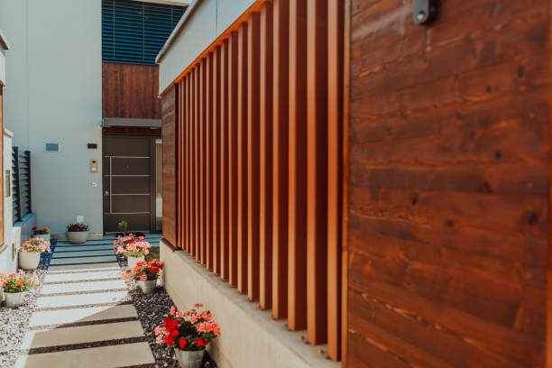 istock Entering a modern house with wooden details 1423539032