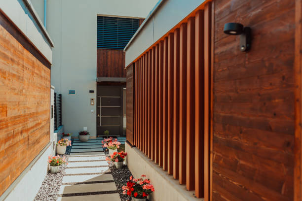 istock Entering a modern house with wooden details 1423539034