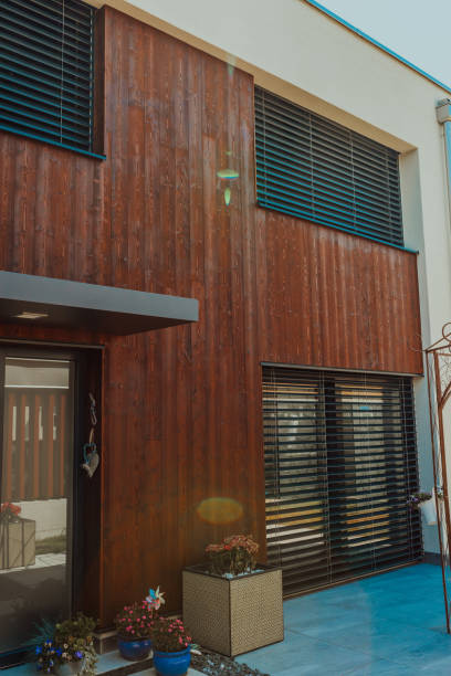 istock Entering a modern house with wooden details 1423540303