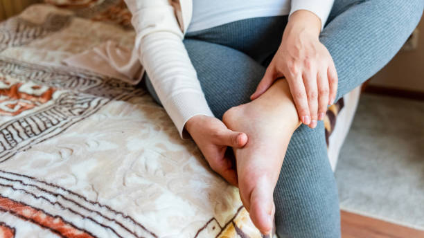 Pregnancy pain leg woman. Pregnant girl have leg disease, ankle pain doing health massage exercise. Foot swelling during pregnancy. Pregnancy pain leg woman. Pregnant girl have leg disease, ankle pain doing health massage exercise. Foot swelling during pregnancy toe stock pictures, royalty-free photos & images