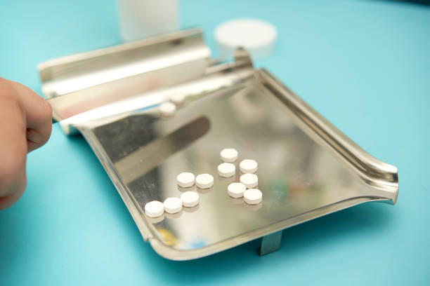 istock pharmacyst count pill for prescription 1423543093
