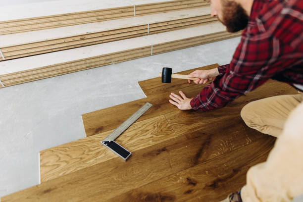 l'uomo usa martello o mazzuolo per installare il pavimento in parquet - hardwood floor installing floor wood foto e immagini stock