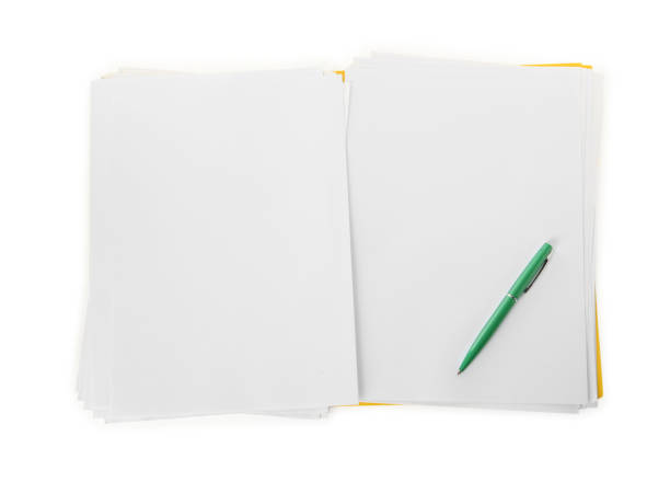白い上面図に白紙の紙と緑色のペンが隔離された黄色のファイル。デザインのためのスペース - file manila paper archives nobody ストックフォトと画像