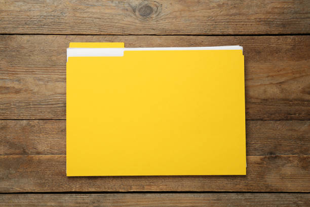 file giallo con documenti sul tavolo di legno, vista dall'alto - manila paper foto e immagini stock