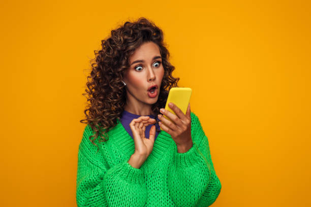 hermosa mujer emocional usando teléfono inteligente - face paint audio fotografías e imágenes de stock