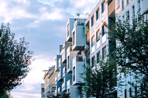 Modernos edificios de apartamentos en una zona residencial verde en Berlín, Alemania photo