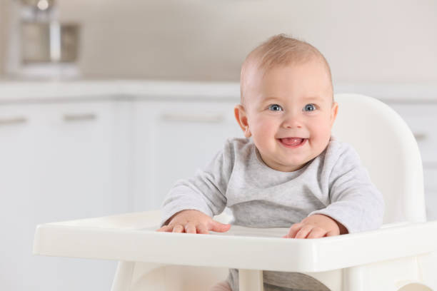 bebê fofo em cadeira alta em casa - high chair - fotografias e filmes do acervo