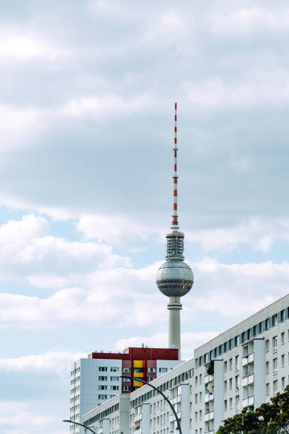 la tour de télévision de berlin contre le ciel bleu - berlin radio tower photos et images de collection