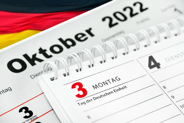 tag der deutschen einheit montag, 3. oktober 2022 und flagge - tag der deutschen einheit stock-fotos und bilder