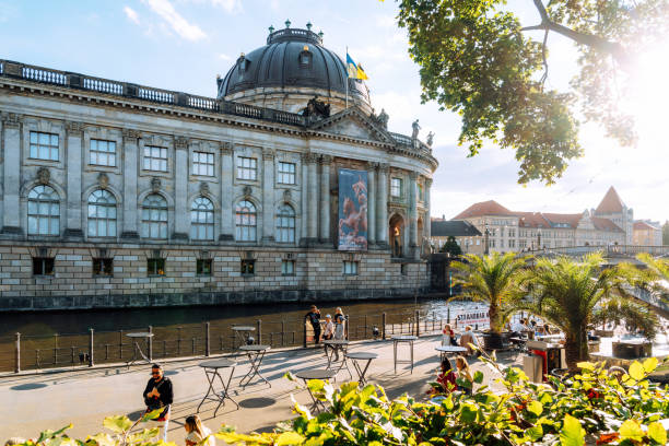 menschen im café an einem sonnigen tag in der nähe der museumsinsel - berlin cathedral berlin germany museum island sunlight stock-fotos und bilder