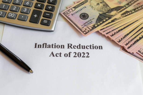 istock Papers with Inflation Reduction Act of 2022 1423570193