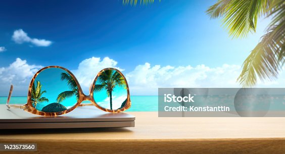 istock Art perfect workplace for freelance job on summer vacation 1423573560