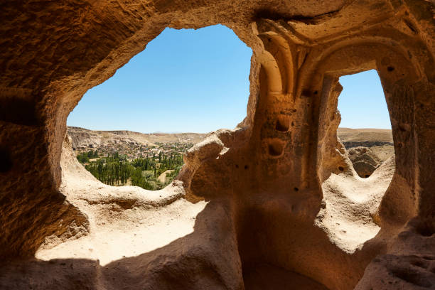 case scavate nella roccia. valle di ilhara. selime, cappadocia, turchia - ihlara valley foto e immagini stock