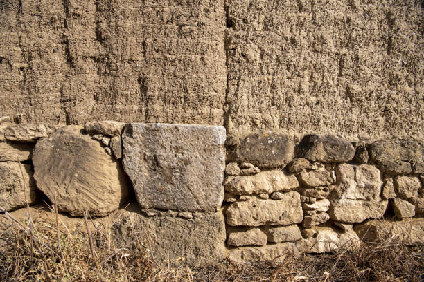 pared de roca que soporta la construcción de ladrillo de adobe desgastado con costura vertical - seam horizontal full frame outdoors fotografías e imágenes de stock