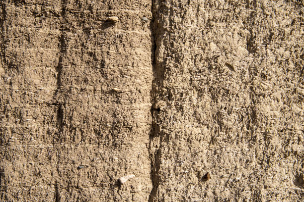 costura vertical en pared de adobe desgastada con capas de ladrillo de barro visibles - seam horizontal full frame outdoors fotografías e imágenes de stock