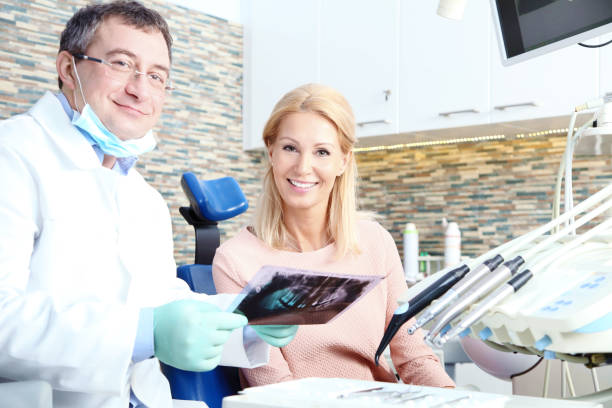 istock Consulting at dentist 1423591246