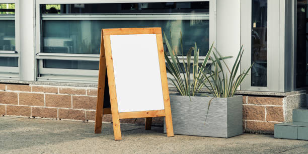 pusty plakat z miejscem na makietę stoi obok wejścia do kawiarni - easel blackboard isolated wood zdjęcia i obrazy z banku zdjęć