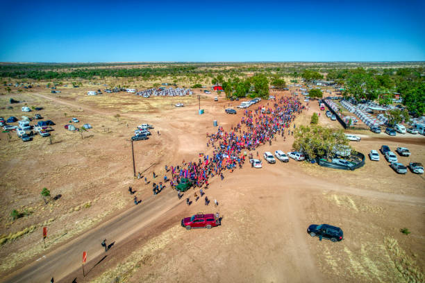 widok z lotu ptaka ludzi na początku marszu festiwalu wolności w kalkaringi, 26 sierpnia 2022 r. - town australia desert remote zdjęcia i obrazy z banku zdjęć