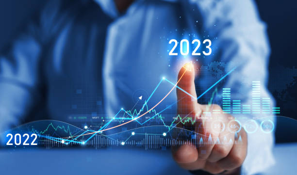 l'uomo d'affari disegna un grafico a freccia di aumento della crescita futura aziendale anno 2022-2023. nuovi obiettivi, piani e visioni per il prossimo anno 2023. - data chart business graph foto e immagini stock