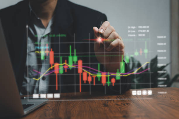 Businessmen stock market trading at computer laptop.Business finance analysis growth indicators of positive growth and marketing investment forex exchange planning concept los hombres de negocios cotizan en el mercado de valores en computadora portátil. análisis de finanzas comerciales indicadores de crecimiento de crecimiento positivo e inversión de marketing concepto de planificación de intercambio de divisas