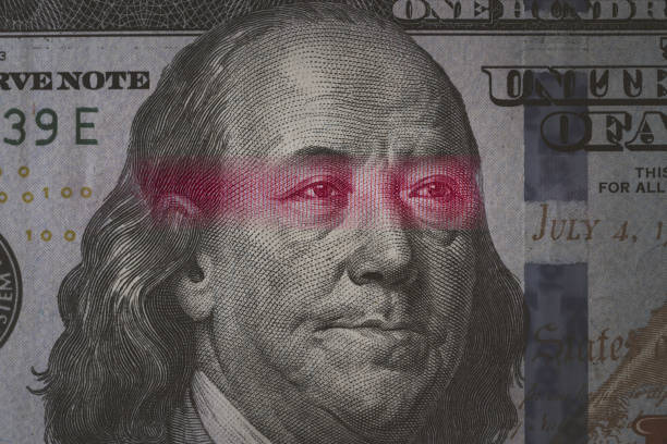 мао цзэ дун глаз из банкноты юань вставка на лице бенджамина франклина на банкноте доллара сша символ экономических тарифов торговой войны - mao tse tung стоковые фото и изображения
