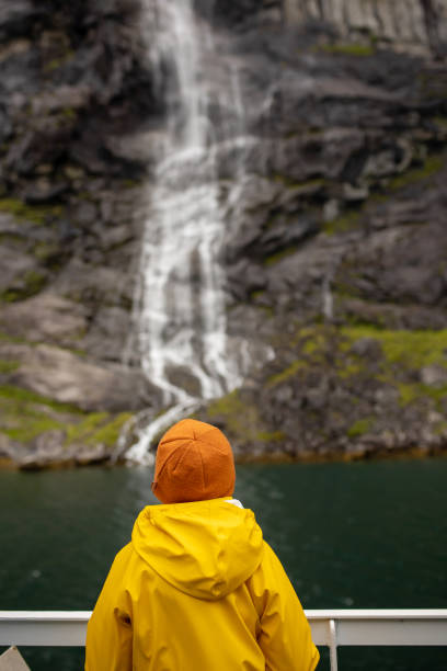 familie, kinder und erwachsene und ein hund, genießen sie die reise zum geirangerfjord, erstaunliche natur in norwegen - water waterfall sky seascape stock-fotos und bilder