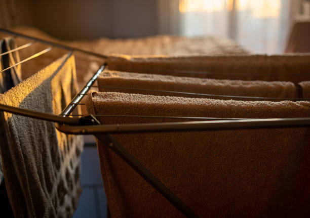 toalhas secando dentro de casa no rack - hang to dry - fotografias e filmes do acervo