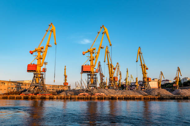 pracujące dźwigi portowe w strefie przemysłowej - coal crane transportation cargo container zdjęcia i obrazy z banku zdjęć