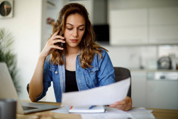 frau, die sich am telefon beschwert - mobile phone telephone frustration women stock-fotos und bilder