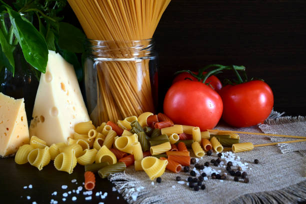 istock Spaghetti tomatoes, basil, garlic, olive oil and parmesan cheese 1423652156