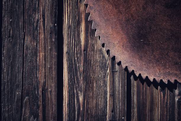 rusty round saw pendurado na porta do celeiro de madeira velha - wood circular saw dirty old - fotografias e filmes do acervo