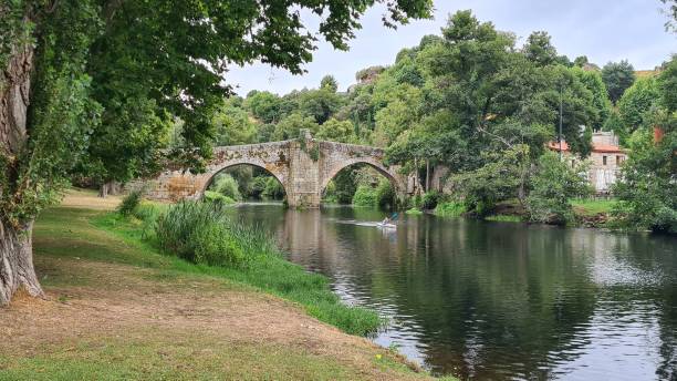 アラリス、222年8月25日。アルノイア川沿いを歩く - ourense province ストックフォトと画像