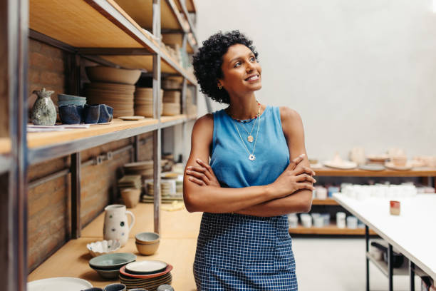 新しい創造的なアイデアを考える幸せな若い陶芸家 - potter small business pottery happiness ストックフォトと画像